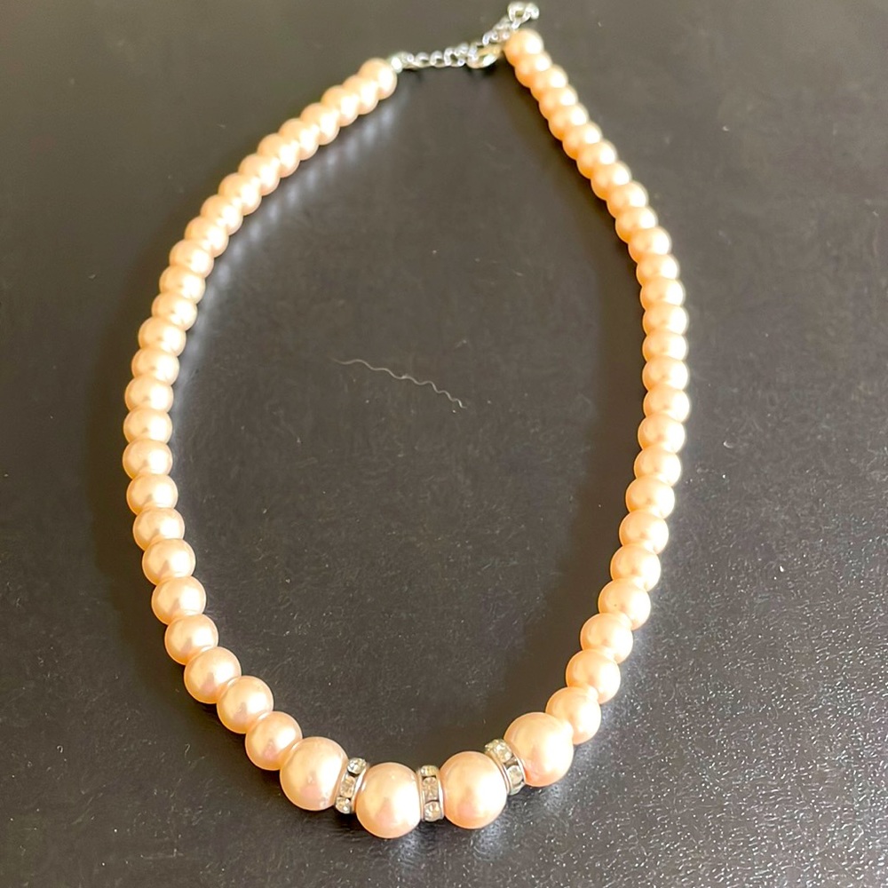 Immitation light pink pearls necklace.